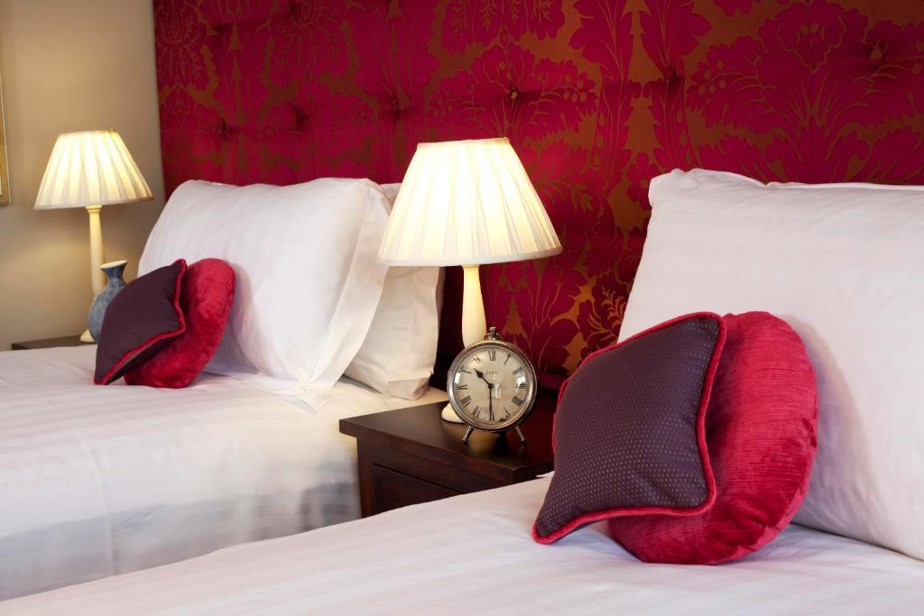 ホテル The Three Crowns チャグフォード 部屋 写真 A bedroom at the hotel