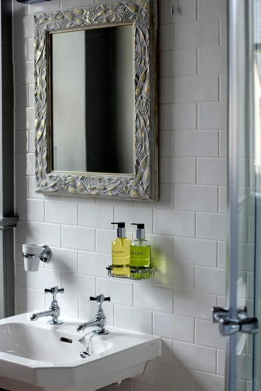 ホテル The Three Crowns チャグフォード 部屋 写真 Soap dispenser