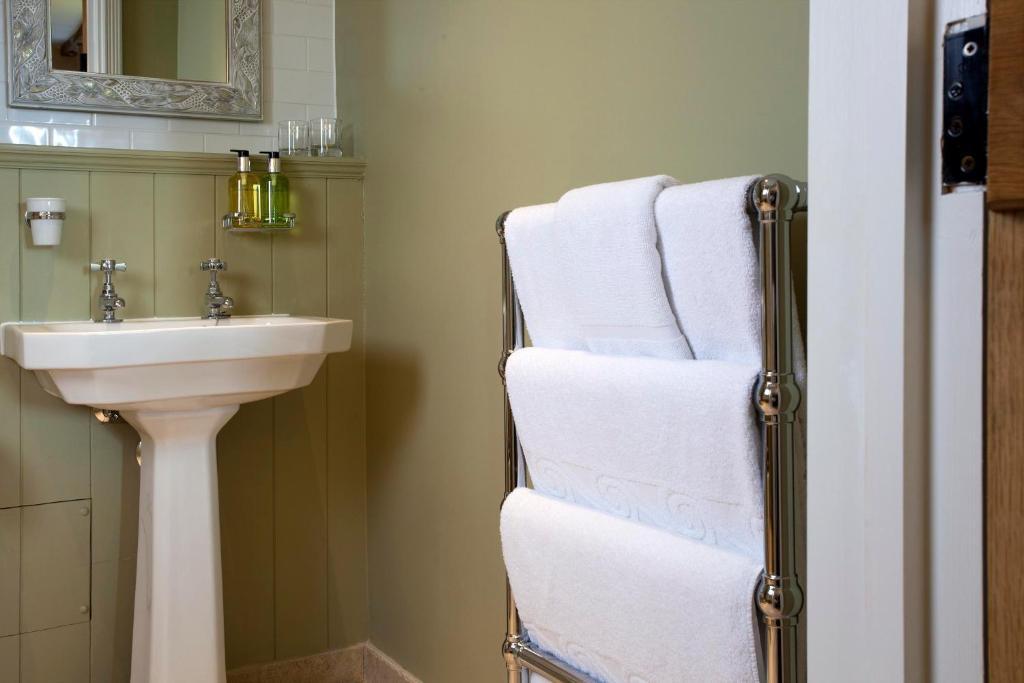 ホテル The Three Crowns チャグフォード 部屋 写真 A towel warmer