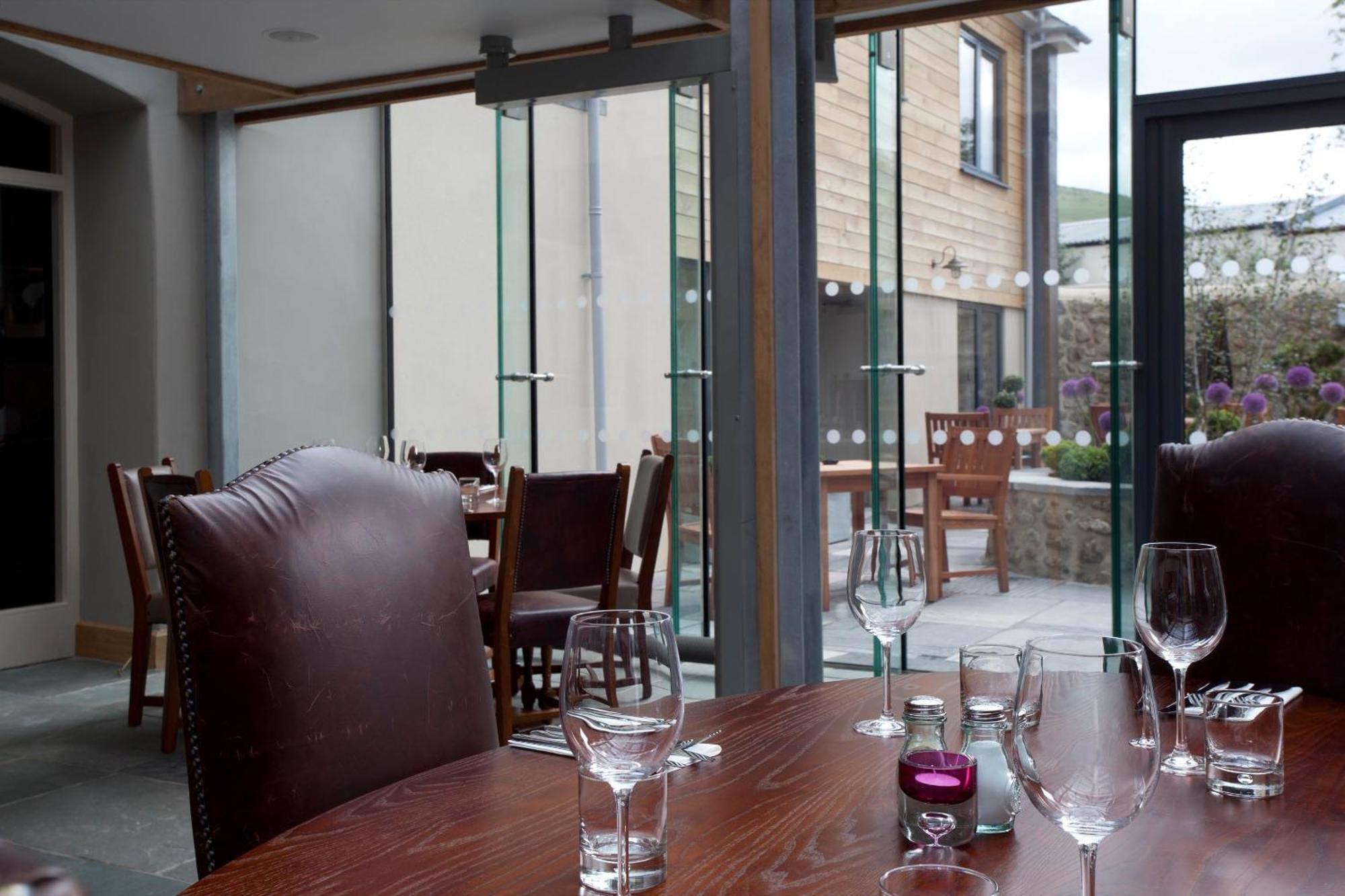 ホテル The Three Crowns チャグフォード エクステリア 写真 The restaurant at The River Cottage