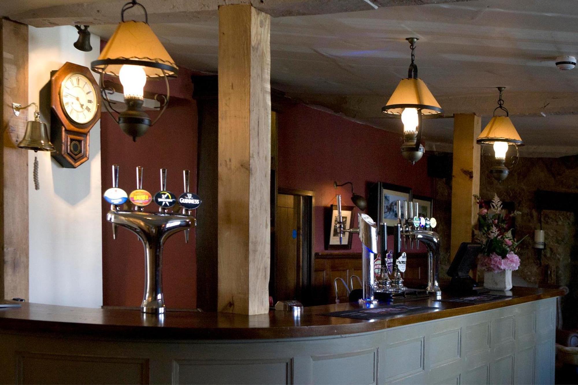 ホテル The Three Crowns チャグフォード エクステリア 写真 The bar at The Old Mill