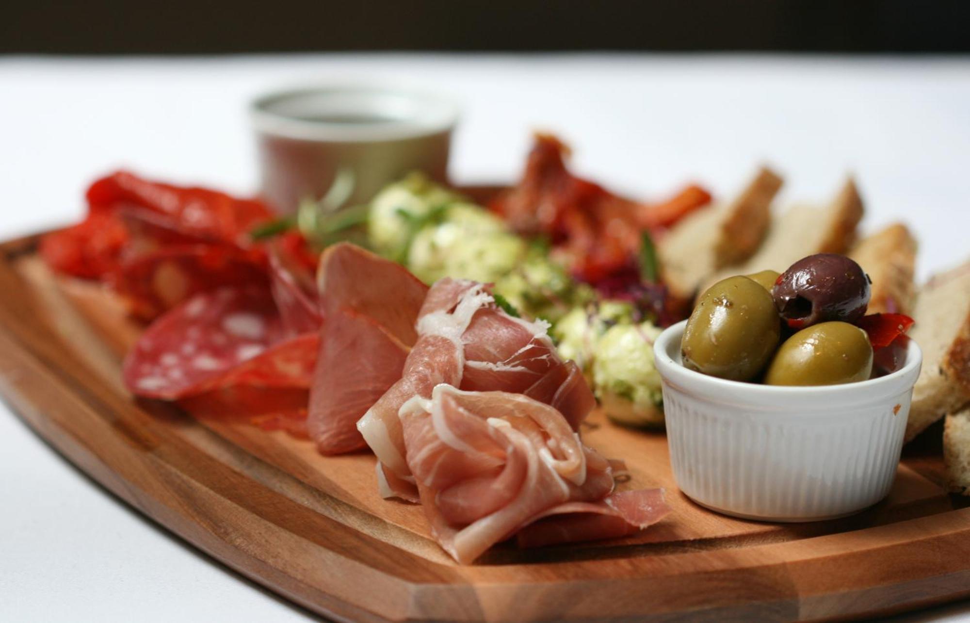 ホテル The Three Crowns チャグフォード エクステリア 写真 A selection of cured meats