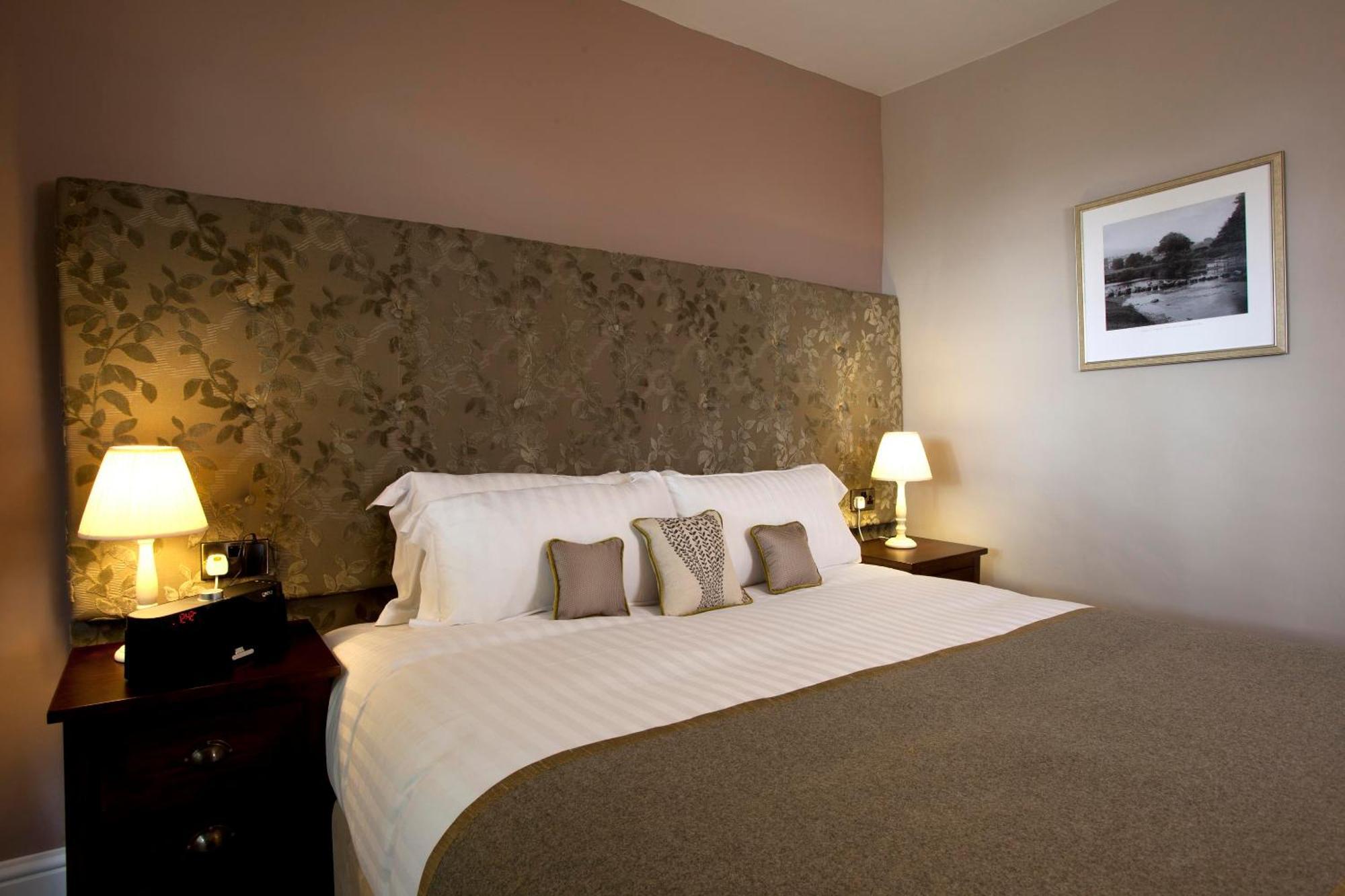 ホテル The Three Crowns チャグフォード エクステリア 写真 A bedroom at the hotel