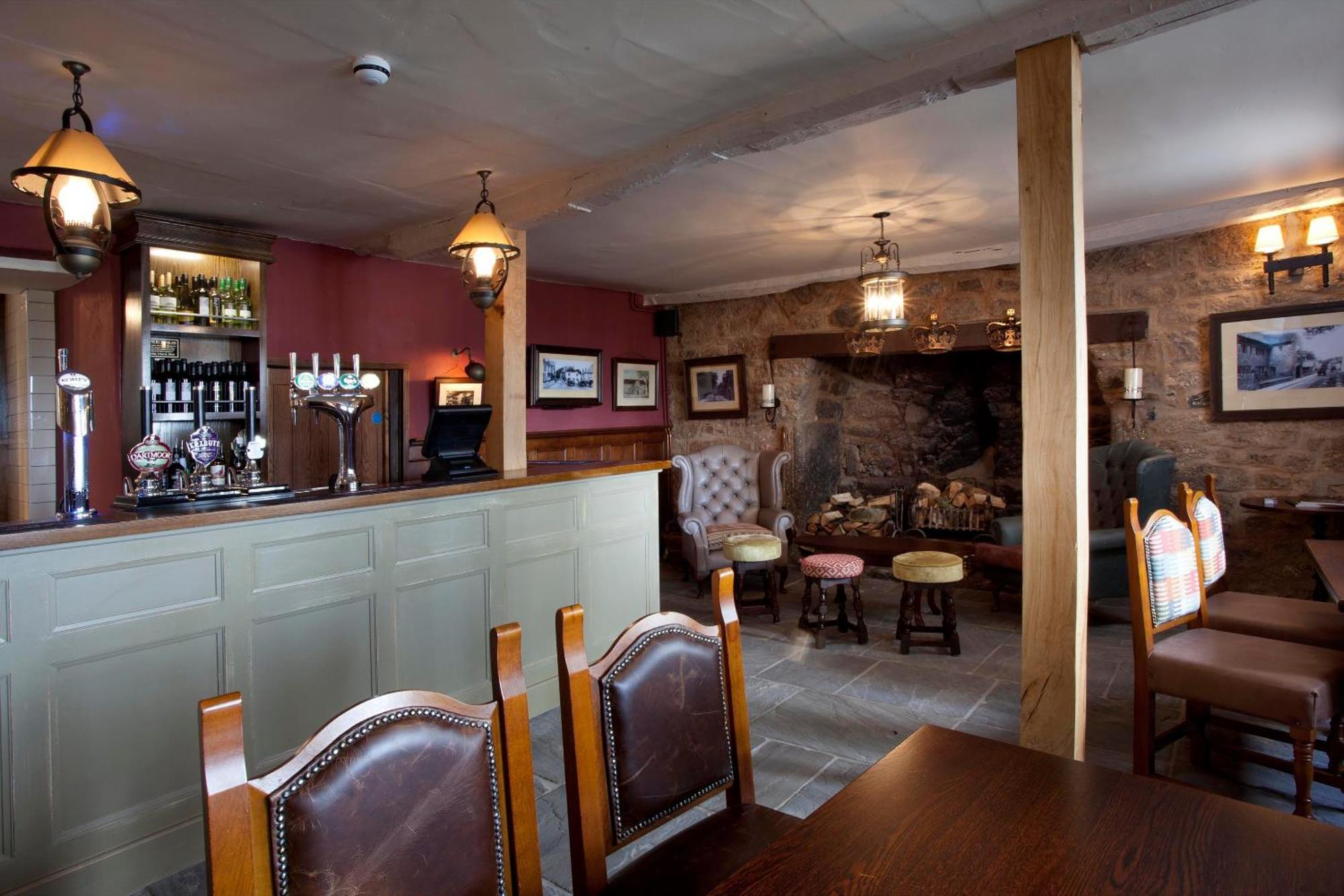 ホテル The Three Crowns チャグフォード エクステリア 写真 The interior of the pub