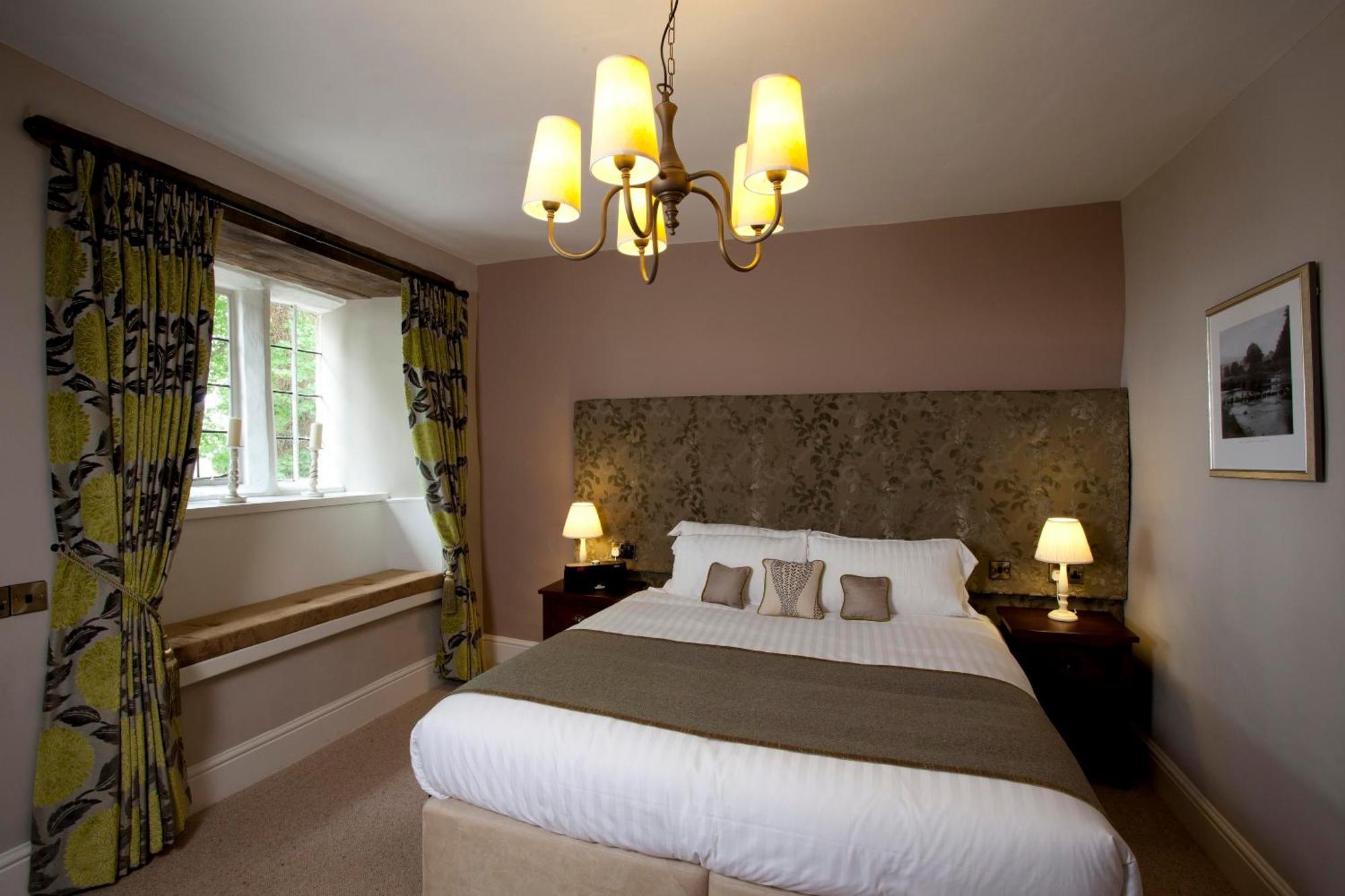 ホテル The Three Crowns チャグフォード エクステリア 写真 A bedroom at The Old parsonage