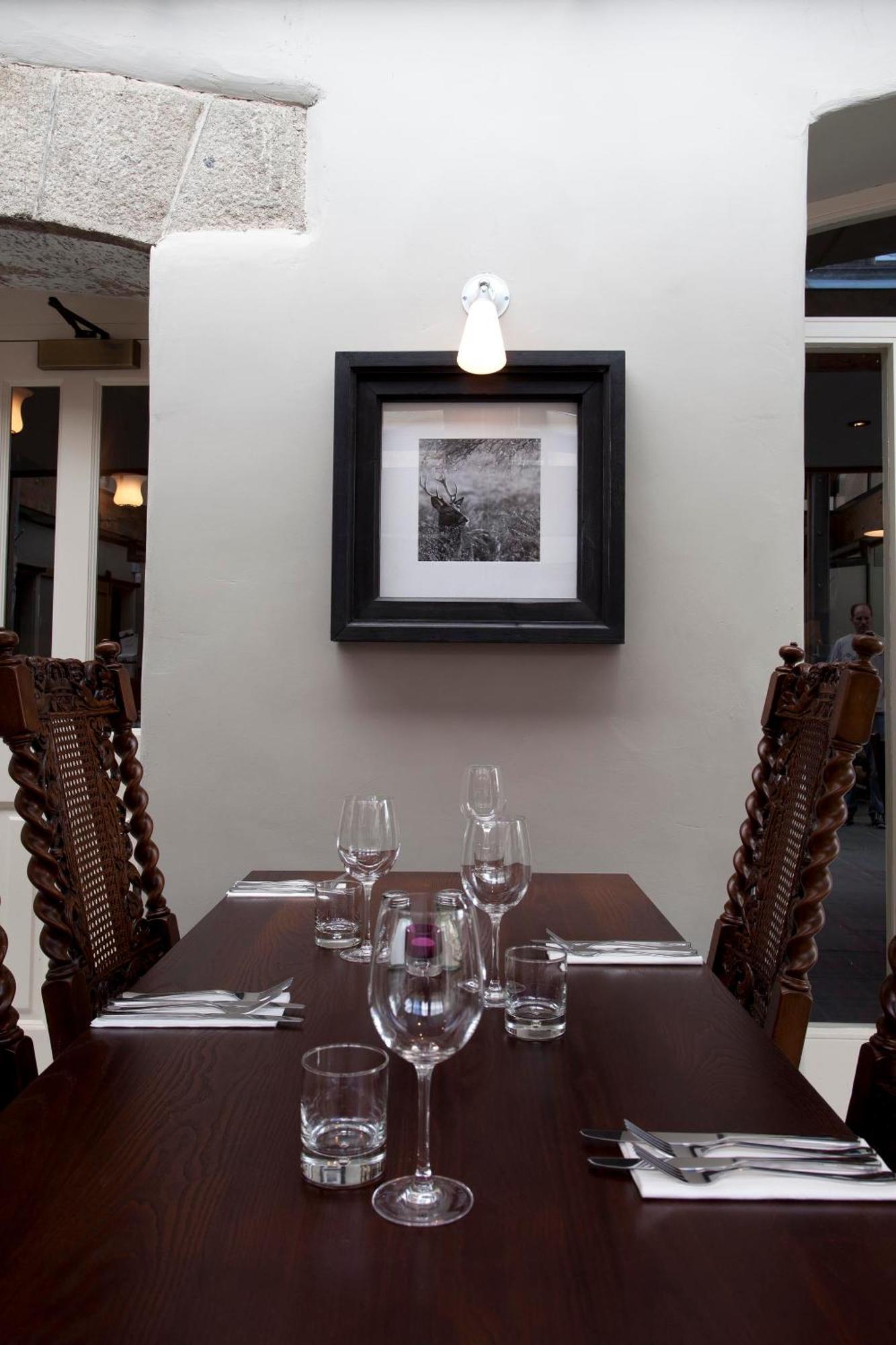 ホテル The Three Crowns チャグフォード エクステリア 写真 Interior of the restaurant
