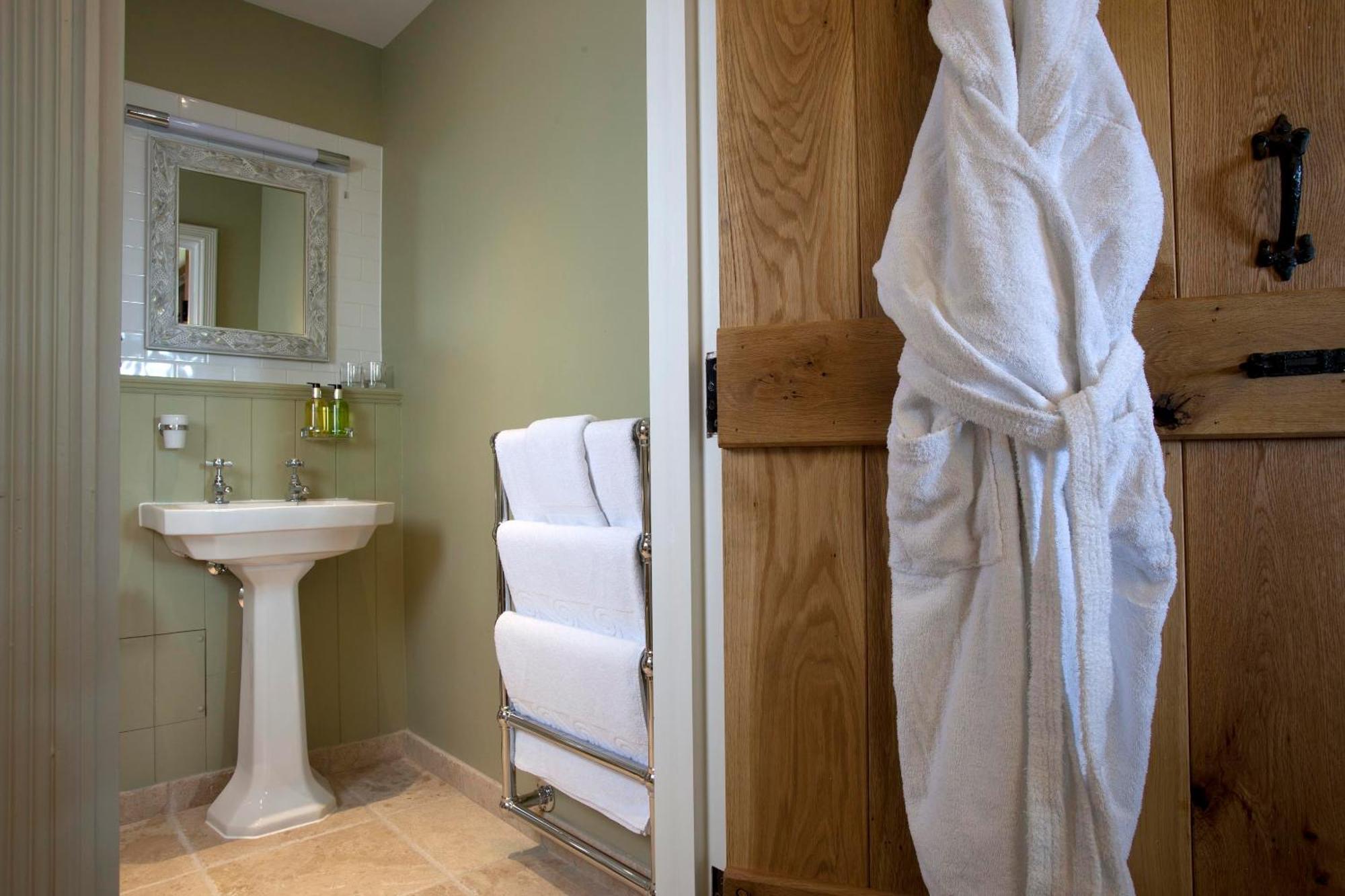 ホテル The Three Crowns チャグフォード エクステリア 写真 A bathrobe hanging on a door