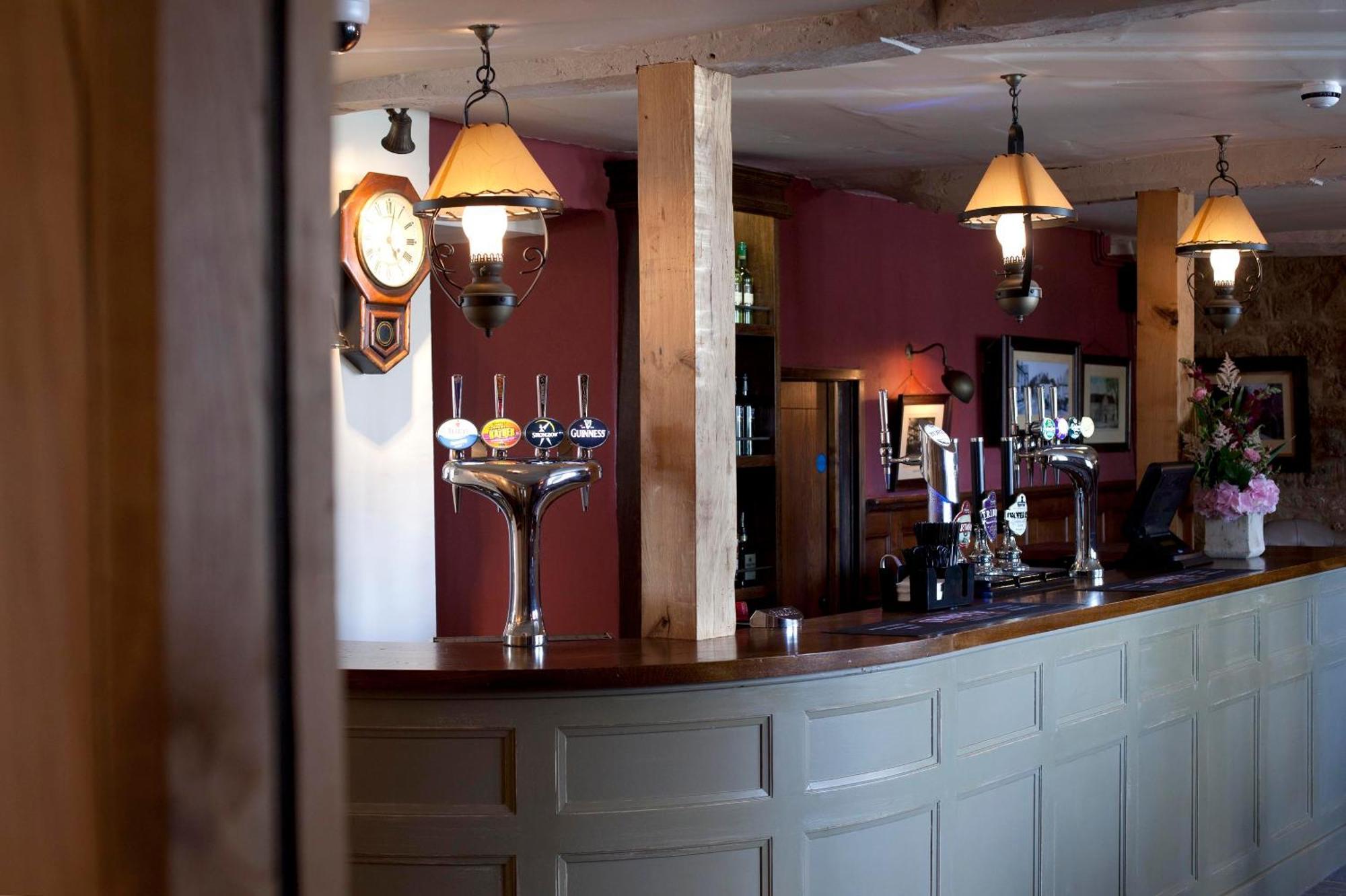 ホテル The Three Crowns チャグフォード エクステリア 写真 The bar at The Old Red Lion