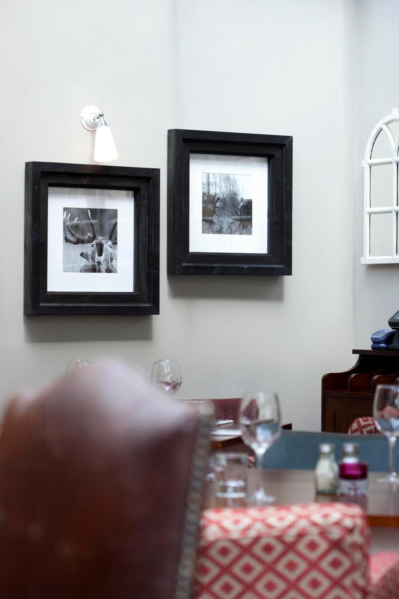 ホテル The Three Crowns チャグフォード エクステリア 写真 Framed photographs