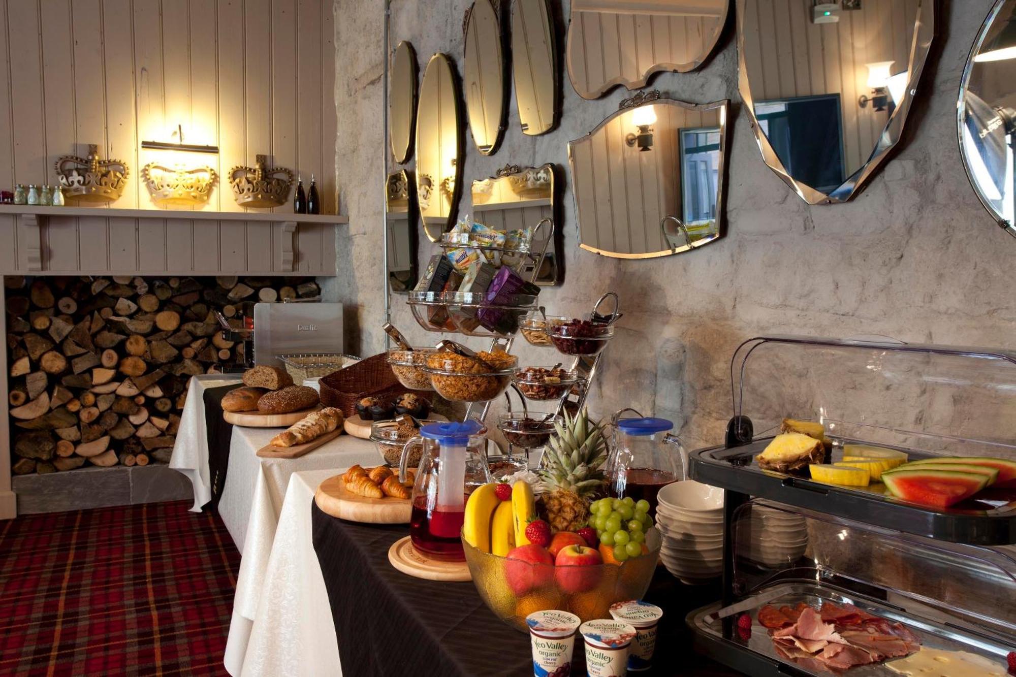 ホテル The Three Crowns チャグフォード エクステリア 写真 Breakfast buffet at the hotel