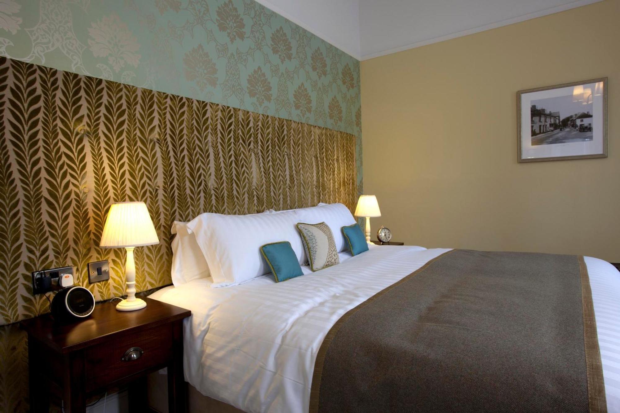 ホテル The Three Crowns チャグフォード エクステリア 写真 A bedroom at the hotel
