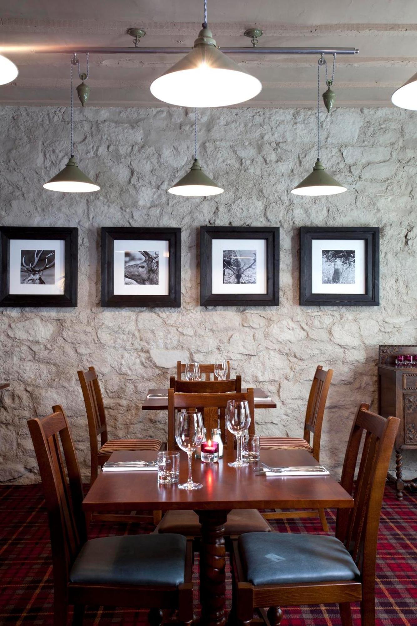 ホテル The Three Crowns チャグフォード エクステリア 写真 Interior of the restaurant
