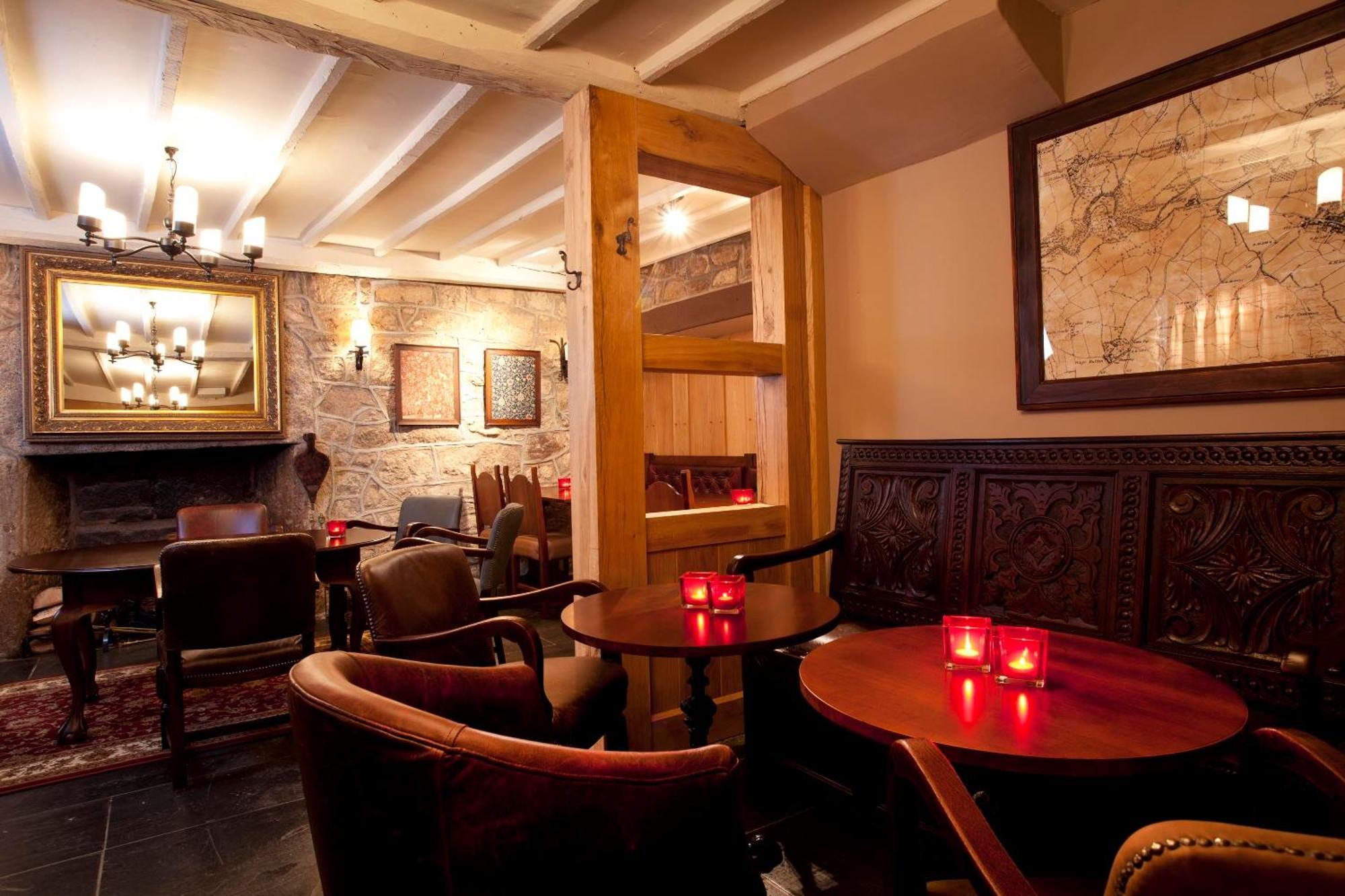 ホテル The Three Crowns チャグフォード エクステリア 写真 The interior of the pub