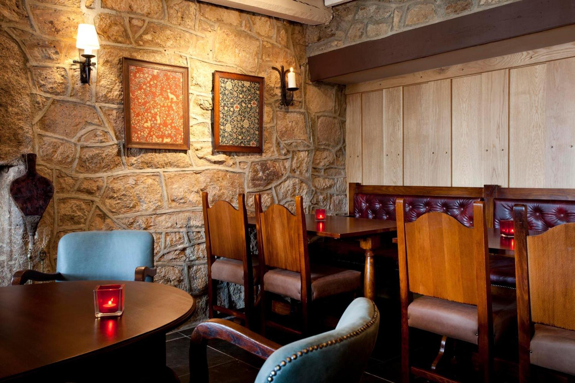 ホテル The Three Crowns チャグフォード エクステリア 写真 The interior of the restaurant