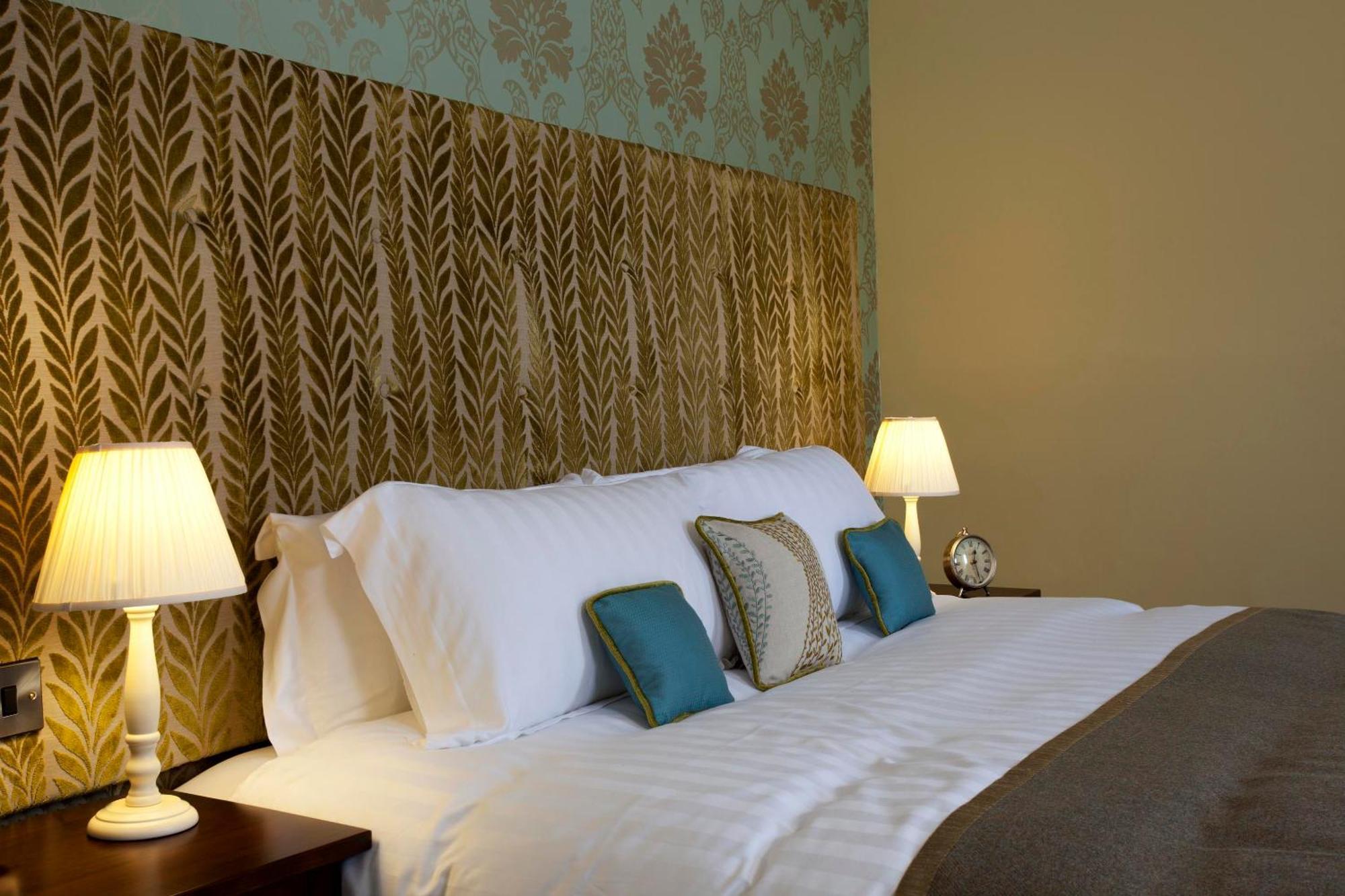 ホテル The Three Crowns チャグフォード エクステリア 写真 A bedroom at the hotel