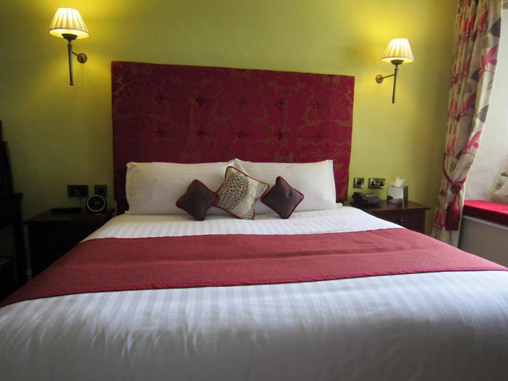 ホテル The Three Crowns チャグフォード 部屋 写真 A bedroom at the hotel