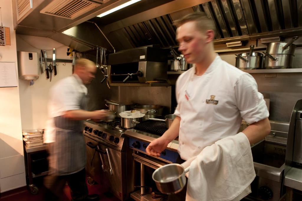 ホテル The Three Crowns チャグフォード エクステリア 写真 A sous chef in a restaurant kitchen