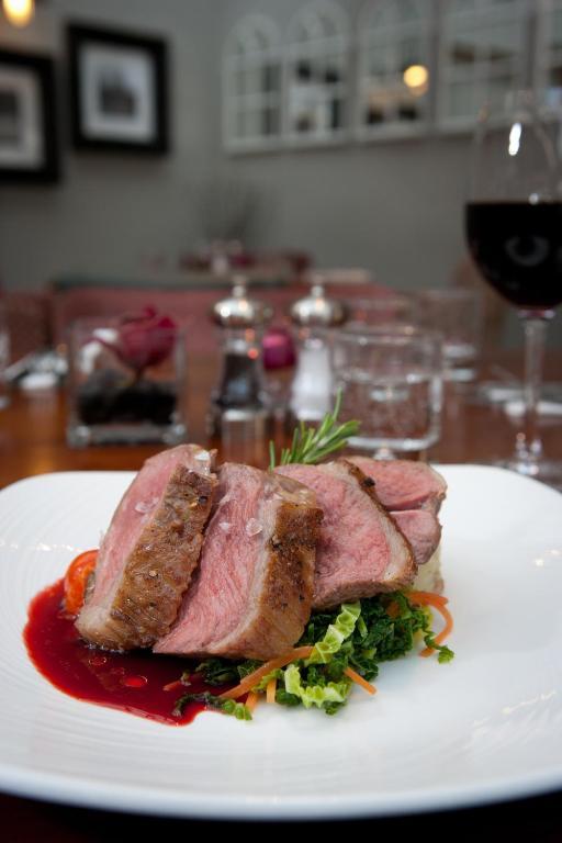 ホテル The Three Crowns チャグフォード エクステリア 写真 A steak prepared medium
