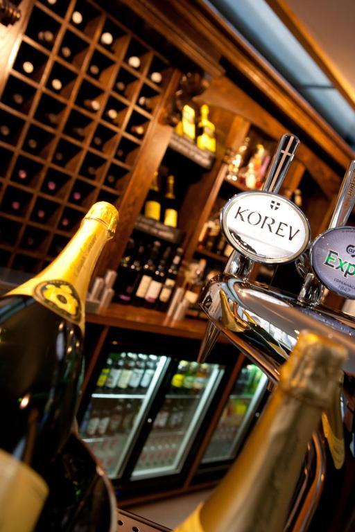 ホテル The Three Crowns チャグフォード エクステリア 写真 A bottle of Korov