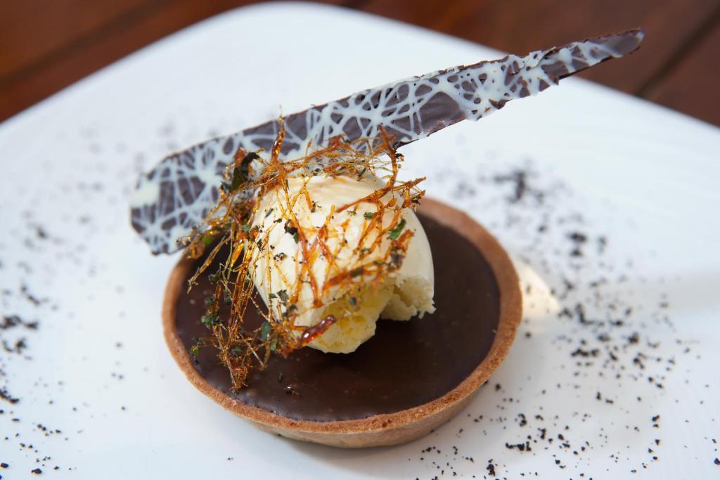 ホテル The Three Crowns チャグフォード エクステリア 写真 A chocolate dessert