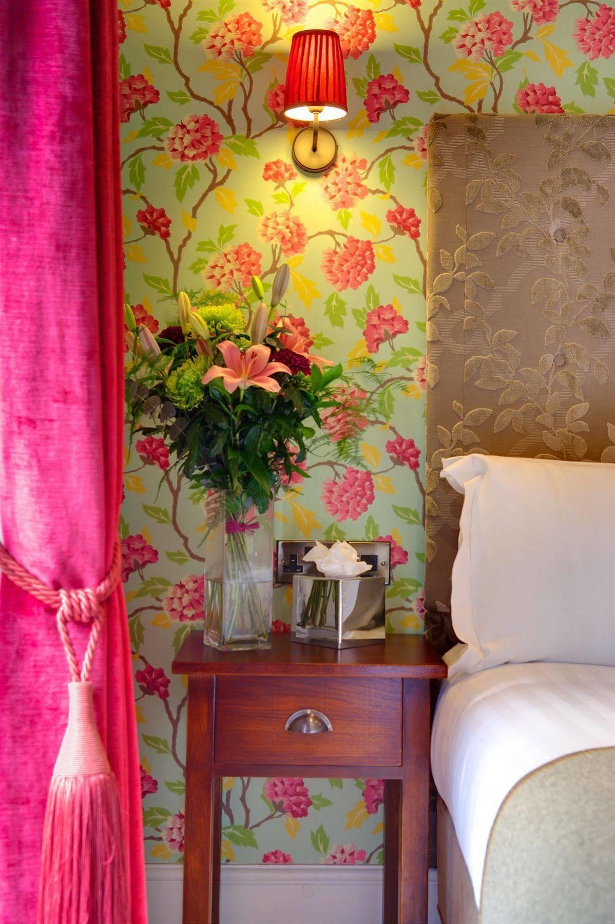 ホテル The Three Crowns チャグフォード エクステリア 写真 A bedroom at the hotel