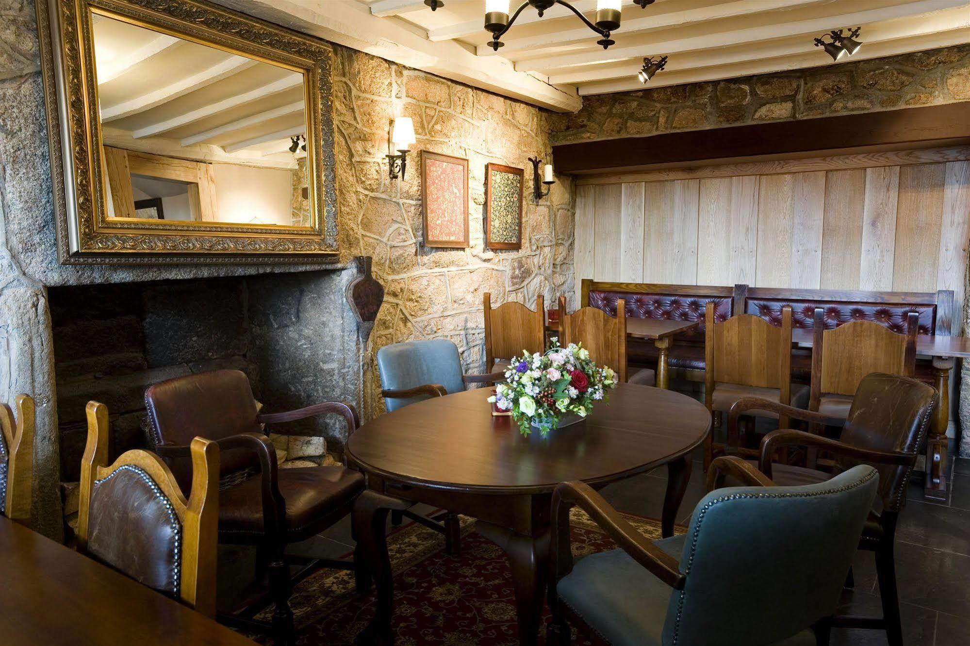 ホテル The Three Crowns チャグフォード エクステリア 写真 The interior of the restaurant