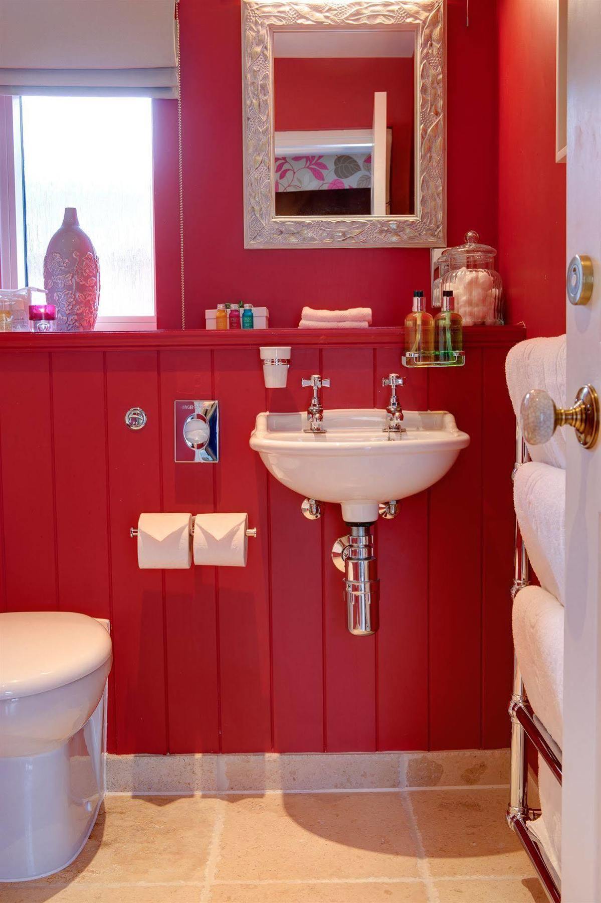 ホテル The Three Crowns チャグフォード エクステリア 写真 A typical bathroom